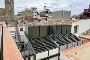 Cerramiento acústico en edificio protegido para máquinas de climatización. ...