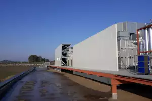 Barreras acústicas de grandes dimensiones en planta industrial