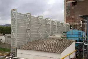 Barrera acústica de grandes dimensiones en planta química