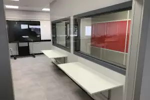 Cabina para pruebas de audiometría en Universidad Europea de Madrid.