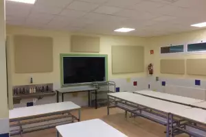 Tratamiento acústico absorbente en un comedor escolar