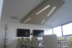 Tratamiento acústico absorbente en sala de reuniones