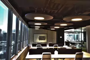 Tratamiento absorbente en oficinas con luminarias acústicas