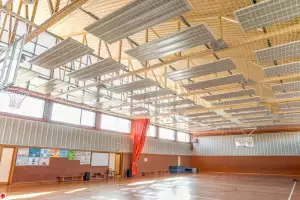 Schallabsorbierende Inseln in der Turnhalle einer Schule