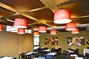 Absorbent treatment with acoustic panels for a restaurant