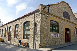 Tratamiento acústico absorbente en sala polivalente