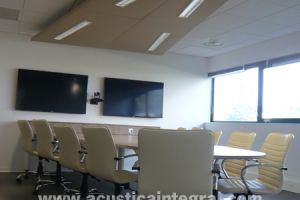Absorbent acoustic treatment for a meeting room 