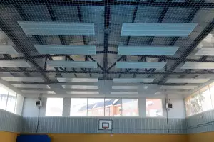 Tratamiento acústico absorbente en gimnasio escolar