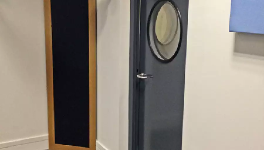 Puerta acústica para despachos