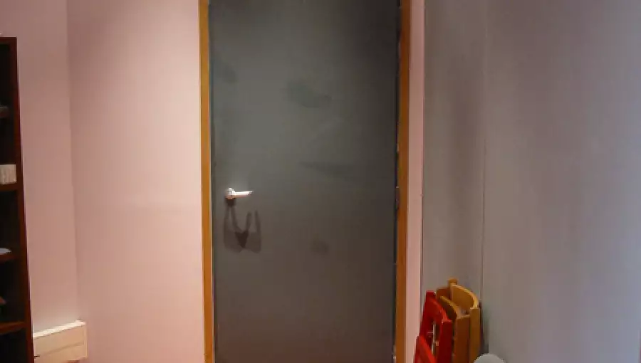 Puerta acústica para despachos