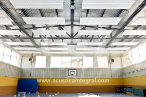 Tratamiento acústico absorbente en gimnasio escolar
