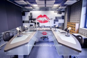 Mejora del tratamiento absorbente en estudio de radio en Madrid